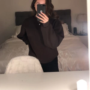 Sweatshirt  - Säljer denna bruna sweatshirt från Gina tricot i storlek S. Fint skick 