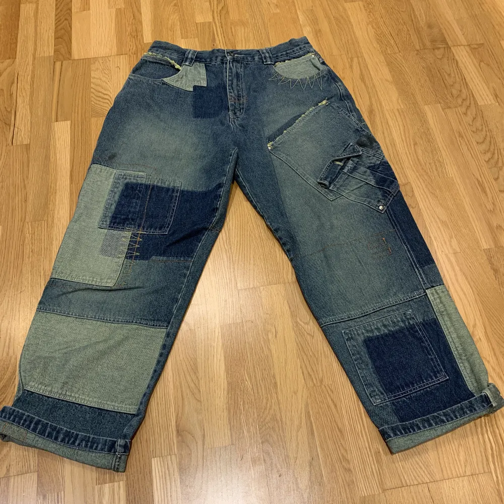 coola jeans med patchwork och sömmar köpta på beyond retro!!skriv för frågor🧃. Jeans & Byxor.