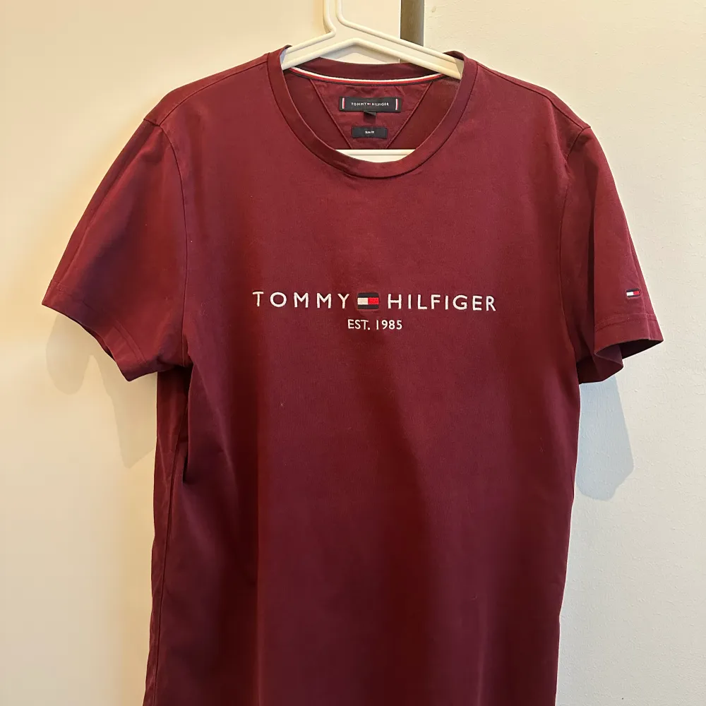 Detta är en vinröd Tommy hilfiger, som är i väldigt gott skick. Är i storlek M-L. T-shirts.