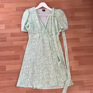 Ljusgrön klänning från Ginatricot 