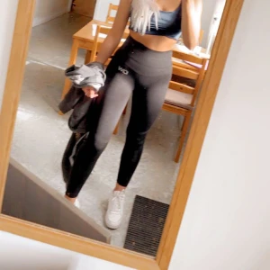 ICIW tights  - använd men mycket fin. sitter tightare i midjan så de ser ut som den e smalare. Stl Xs-s