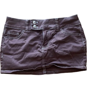 Brun Jeanskjol  - Brun Demin Mini Skirt. Bra skick! Skickas nytvättad och struken. Skicka ett meddelande om ni vill ha mer bilder, information etc! <3