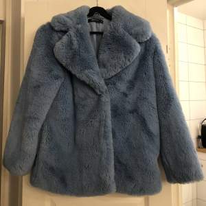 Blå jacka i supermjukt fuskpäls från Bikbok, så fin på!!! Och passar till typ allt pga den lätta blåa färgen som inte sticker