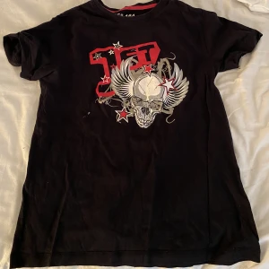 y2k skull rhinestone t shirt  - älskar denna tröjan, sitter som en vanlig S. har en liten fläck( vet ej om man kan tvätta bort) och något litet hål. annars inget märkvärdigt. använd gärna köp nu!