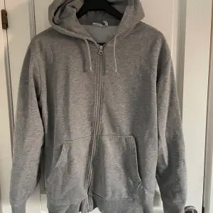 Schysst grå zip-hoodie  Rätt använd men ändå fräsch  Strl:M