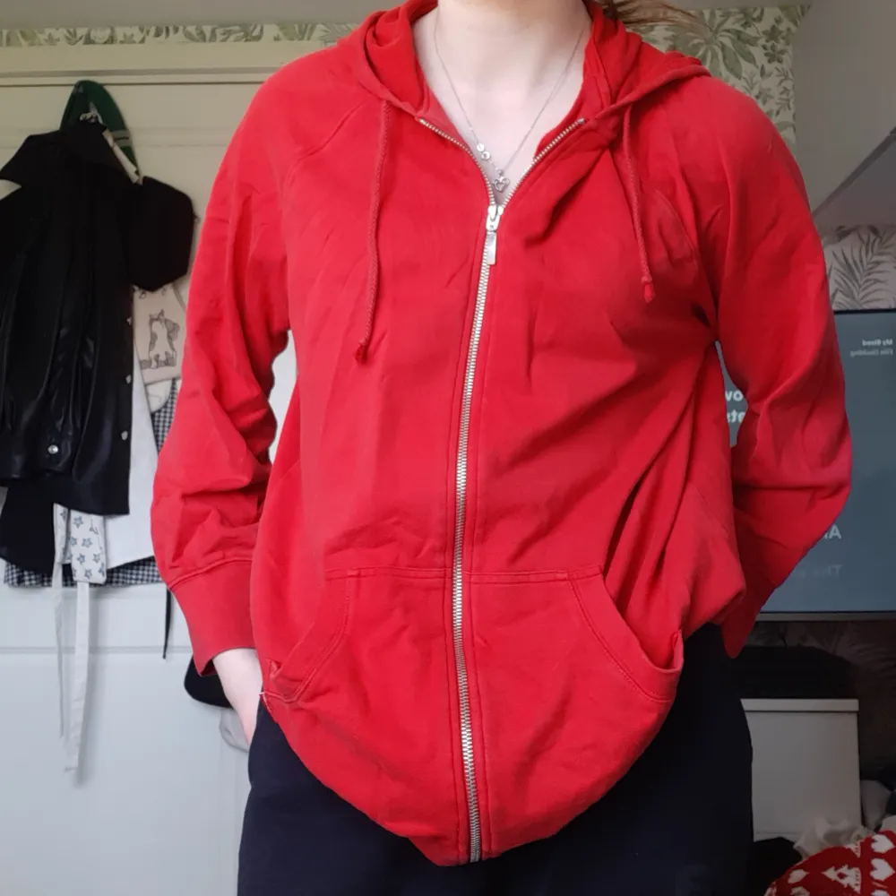 Säljer en röd zip-up hoodie som är köpt secondhand. Inte så mycket ancänd för mig så den är i rätt så fint skick. Storlek L men passar mig som är S men då är den väldigt oversized❤  Skriv för mer info och fler bilder🌹. Hoodies.