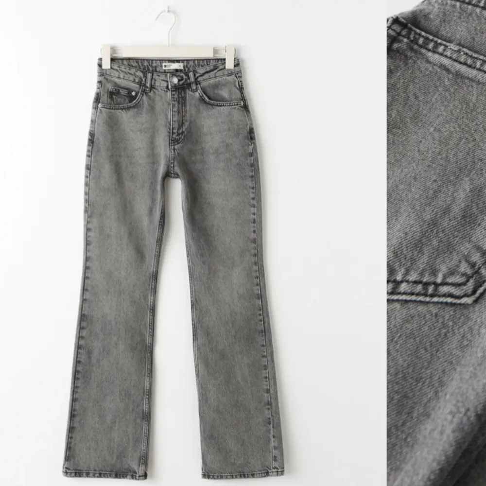 Säljer mina gråa jeans i storlek 36. Endast testade och lappen sitter därmed kvar. . Jeans & Byxor.