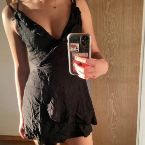 Svart sommarklänning  - Säljer denna svarta korta somriga klänning från Zara. Aldrig använd! Storlek S