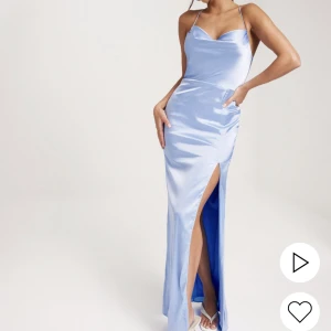 Balklänning  - Ljusblå balklänning från Nelly som är helt oanvänd och lapparna är kvar på den! Storlek 34 men den är liten i storleken då den passar perfekt på mig som egentligen bär 36. Nypris: 899kr