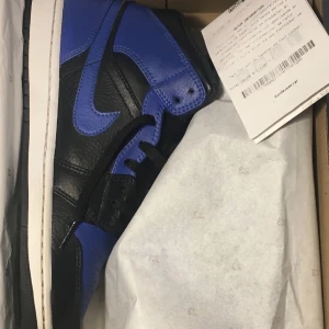 Jordan 1 mid hyper royal - Ett par gånger använda som nya