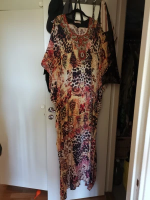 Kashkha s/m från dubai - Köpt i dubai för ca 1500:- använd få få gånger, alltså i nyskick. Storlek s/m 500kr 