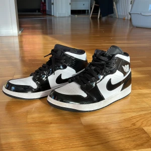 Jordan 1 carbon mid - Ett par jordan 1 carbon mid som är väldigt fräscha är i storlek 42.5. Priset är inte hugget i sten 