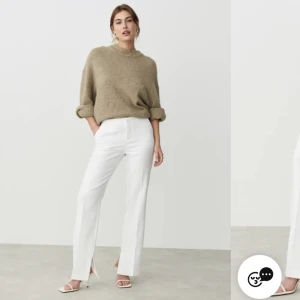 Vita kostymbyxor från Gina, oanvända (dock inte kappen kvar) storlek 36 - Mid waist byxa med slits nedtill, superfina!💕🥰 köpte för någon månad sen dock är dessa för thighta för mig!