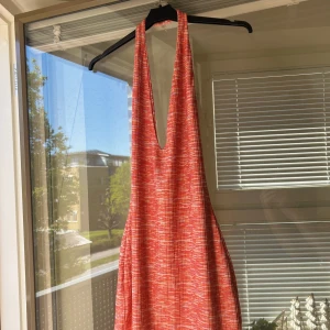 Sommarklänning  - Skön sommarklänning med öppen rygg, knappt använd, jag är 163cm! 