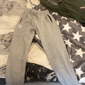 Mjukis byxor för ungdomar  - Dessa mjukis byxor har en liten bränd fläck men annars så är dom i en bra skick 