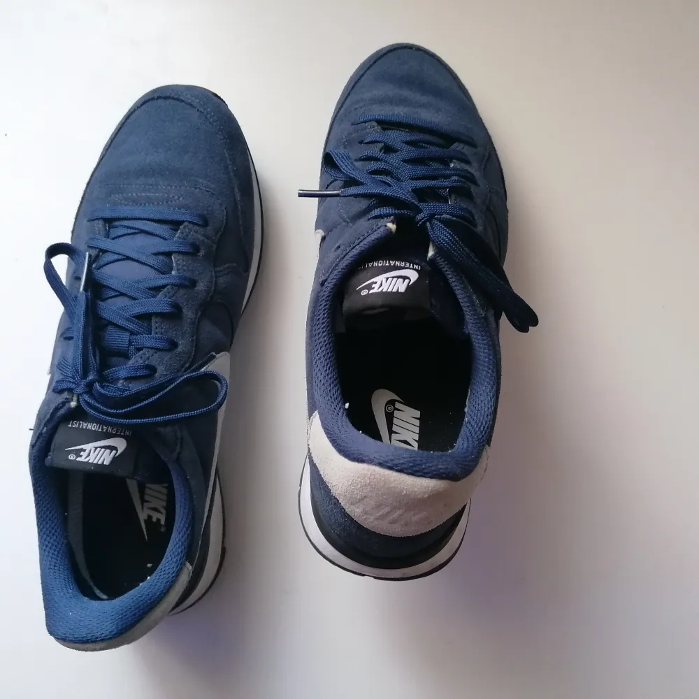 Säjer nästan oanvända mörkblåa nike skor i strl. 42,5 De är vattentäta och fungerar perfekt vid flera sammanhang. . Skor.