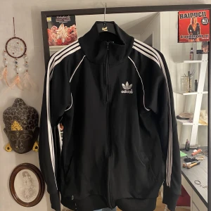 Zip up - Har små fläckar längst ned, syns på bilden. Kan skickas mot frakt eller mötas upp i Falun.💗