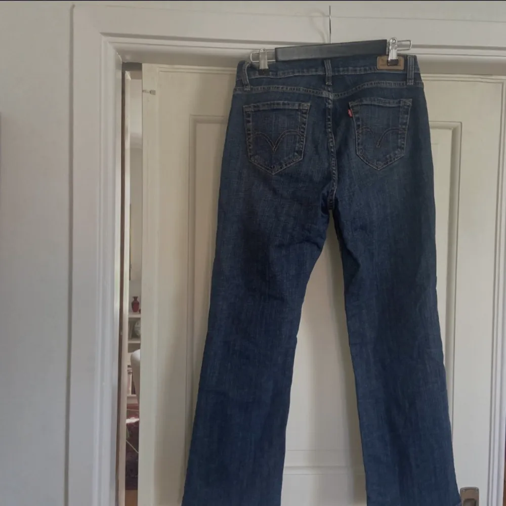 529 Curvy Bootcut Levis jeans. Köpta second hand men i är än bra skick. Väldigt bekväma byxor som är snyggt utsvängda i benen. Low/mid waist. Jeans & Byxor.