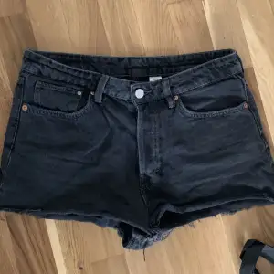 Svarta jeans shorts från hm. Använda men inget fel på. Pris kan diskuteras 😊