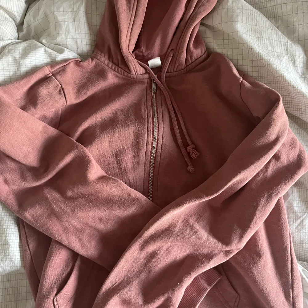 Säljer min hoodie från hm💓 i gammelrosa färg den riktiga färgen är på sista bilden🥰. Tröjor & Koftor.