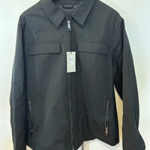 Svart jacka - Svart zip jacka från river island! Aldrig använd