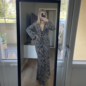 Klänninh - En somrig klänning med prislapp kvar! Kom aldrig till användning då den var en aningen för liten för mig! 💗 passar en S! 