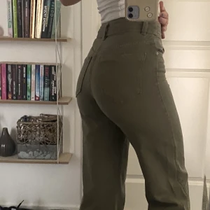 Byxor! - Jättefina, gröna jeans byxor från Bershka💚straight i benen och mid-high i midjan! Kom gärna med egna prisförslag:) Frakt tillkommer! 