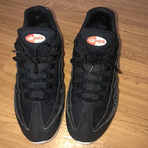 AIR MAX 95 ESSENTIAL  - Säljer dessa skor då jag inte använder den längre har ingen låda och jag har använt de 7-8 gånger Helt okej skick. 