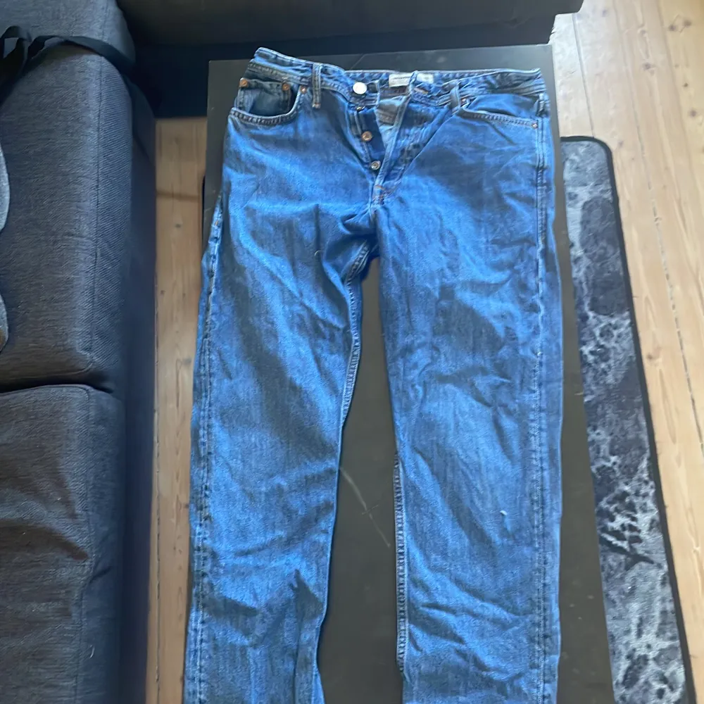 Säljer dessa feta jeans från Jack and Jones! Passformen ör loose/chris Skicka 9/10 Köpare står för frakt!!. Jeans & Byxor.