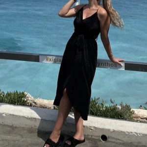 Svart klänning från Gina Tricot  - Svart klänning med knytning runt midjan från Gina Tricot, storlek M. 