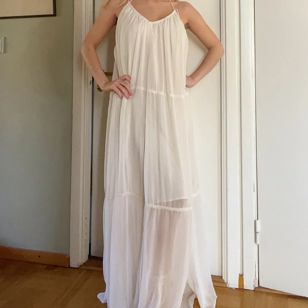 Säljer denna underbara klänning. Funkar till balen eller bara att ha på semestern🫶🏼passar på någon som är över 160 då den är lite lång för mig❣️. Klänningar.