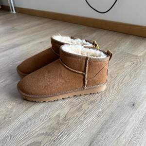 Oanvända fejk uggs som är sköna och fina men dock små i storleken! Stl 40 men känns som 37/38. Nypris: 600.