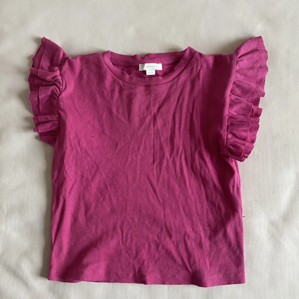 En Gina tröja, på sista bilden syns en liten liten fläck. Tror att den kan gå bort (inte helt säkert) annars väldigt fint skick använd 2/3 gånger om inte mindre. . T-shirts.