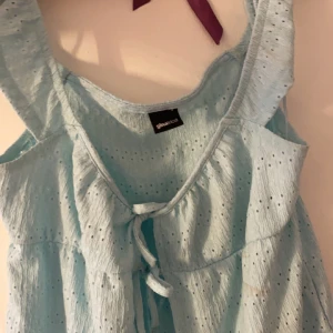 Jätte sött topp - Säljer denna jätte söta topp ifrån Gina tricot, knappt använd(max 2gånger). Jätte fin till sommarn. Säljer för 150 men kan gå ner lite i pris.
