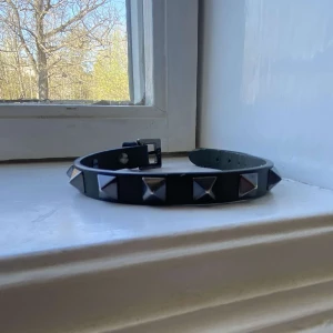Valentino armband - Mörkgrönt valentino armband. Lite använt men fortfarande fint skick och inga skador som syns när man har på det. Kvitto finns med och därmed äkthetsbevis. Skriv för mer info och bild på äkthetsbevis.. Pris kan även diskuteras👍