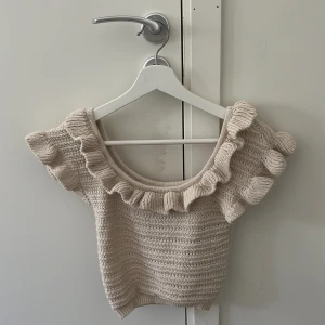 Stickad topp - Jätte fin topp som är jätte skön. Sitter jätte fint men säljer då den inte kommer till användning. Skriv vid frågor💗