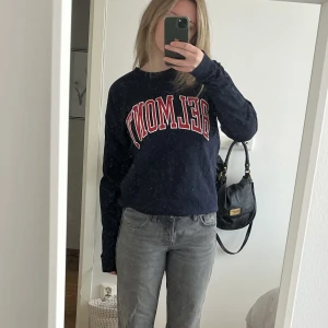 Tröja - En långärmad jättecool tröja ifrån champion med tryck! Storlek M passar även en S. Mörkblå med röd text och den är i bra skick