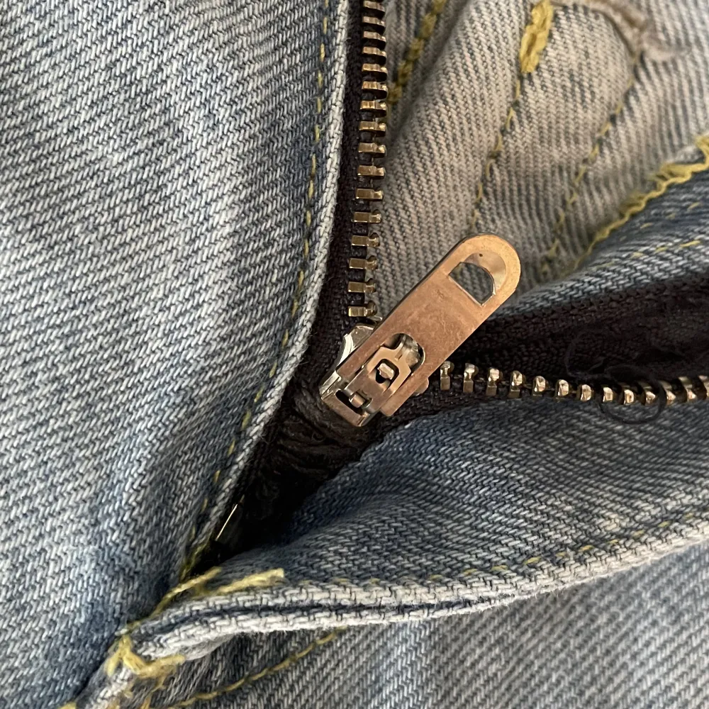 Säljer dessa ljusblå 90s straight jeans från bikbok i storlek w25 l32. Dragkedjan gick sönder, men är lagad och det märks inte att den va trasig. Säljer då de inte används längre. Jeans & Byxor.