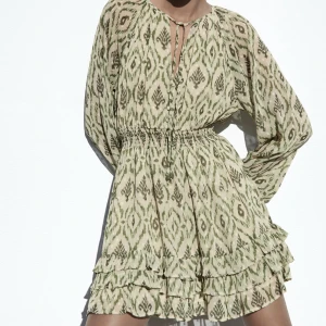 Zara klänning - Säljer denna helt nya klänningen från zara som jag tänkte ha när jag går ut i nian, men jag har ångrat mig tyvärr. Klänningen är aldrig använd! Köparen står för frakt 