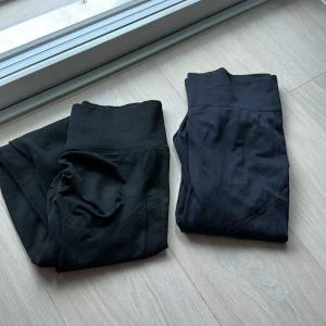 Tights  - 2 svarta tights i fint skick  SHEIN till vänster 150kr strl S  Svarta: 100kr strl M Använt fåtal gånger 