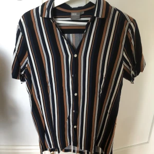 Randig kortärmad skjorta - Randig skjorta från Asos. Storlek S i herrstorlek. Tunnare, mjukare material