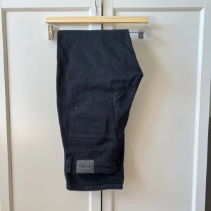 Straight Leg Jeans - Populära jeans från Weekday i modellen ”rowe”. Oanvända, enbart testade och fotade till bilden. Säljer då de är snäppet korta på mig. Skicka ett meddelande vid frågor😊