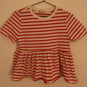 Söt t-shirt❤️ - Säljer dennna t-shirt från zara som knappt är använd. Använd Max 3 gånger!🫶🏻☺️