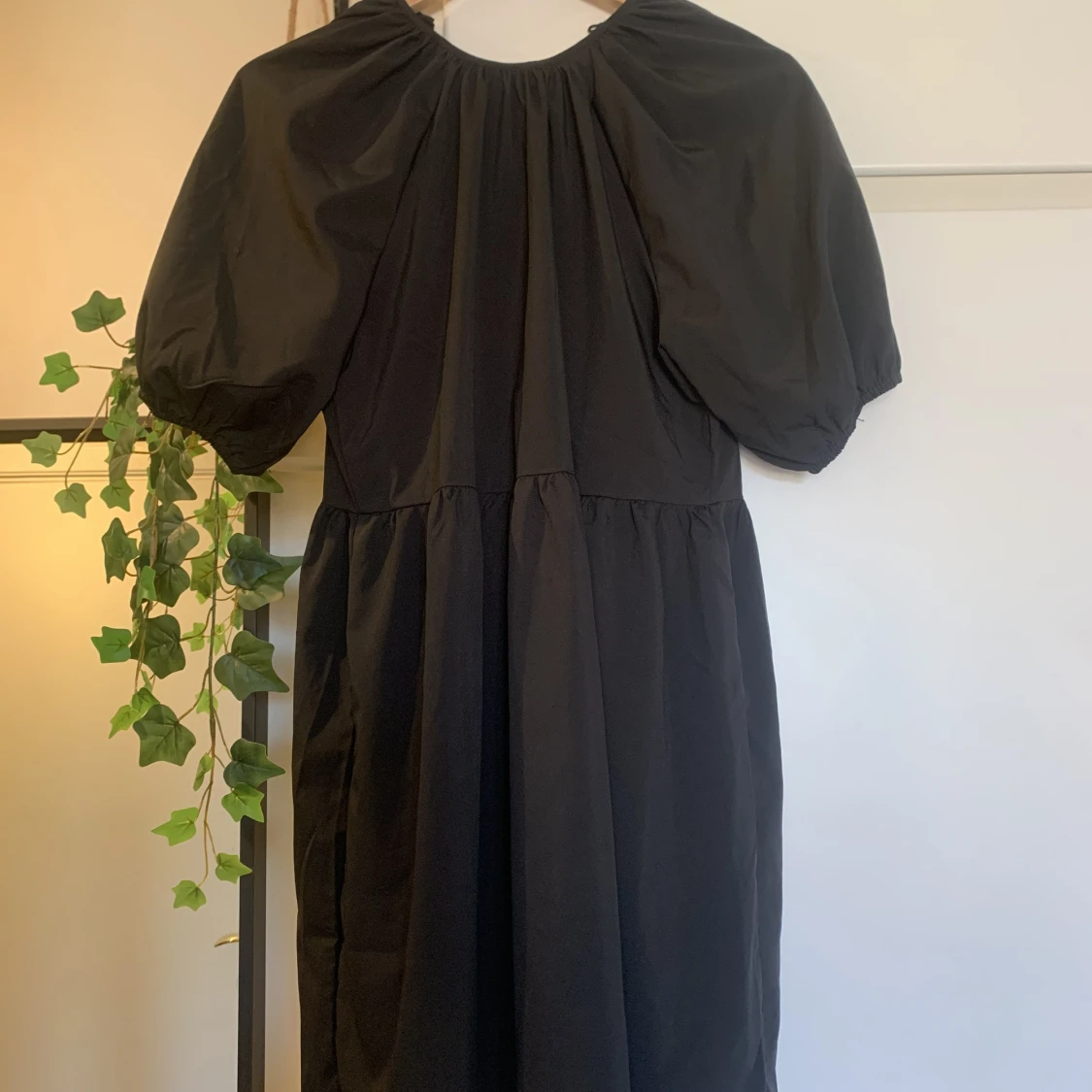 Svart klänning med puffärm