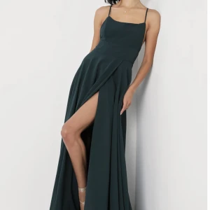 Balklänning - Jättefin balklänning från Lulus. Aldrig använd då jag hittat en annan. Storleken är 38 men sitter som en S/XS. Kan skicka mer mått om det önskas. Nypris: 1250kr