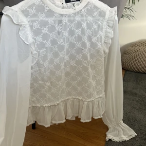 blus  - söt blus från bikbok, köparen står för frakten!🤍🤍