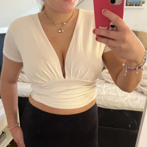 Bikbok topp - Söt topp från Bikbok som jag tycker om väldigt mycket men tyvärr inte kommer till så mycket användning. Testar att lägga ut här! Endast använd fåtalet gånger💕 Har även en likadan svart om intresse finns!