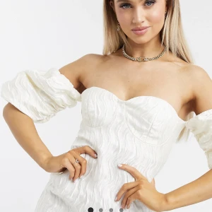 Klänning i storlek 40/42 (ny) - Vit kort klänning i storlek 40/42. Helt ny. Köparen står för frakt 