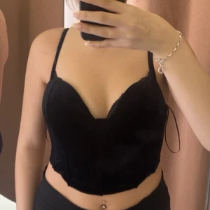 Topp - Säljer denna snygga party topp i sammets material.  Har använt denna topp i bara Ett tillfälle så den är som ny.