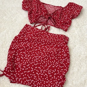 NEW IN SET - Helt nytt rött urgulligt set med små vita hjärtan på som passar utmärkt till en utekväll eller bara att ha till vardags🌸